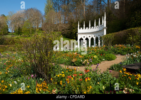 Exedra Garten im Frühling, Painswick Rokoko-Garten, Gloucestershire, England, Vereinigtes Königreich Stockfoto