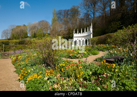 Exedra Garten im Frühling, Painswick Rokoko-Garten, Gloucestershire, England, Vereinigtes Königreich Stockfoto