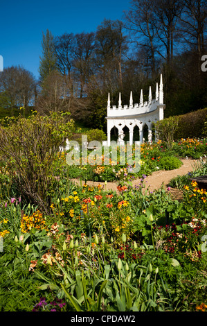 Exedra Garten im Frühling, Painswick Rokoko-Garten, Gloucestershire, England, Vereinigtes Königreich Stockfoto