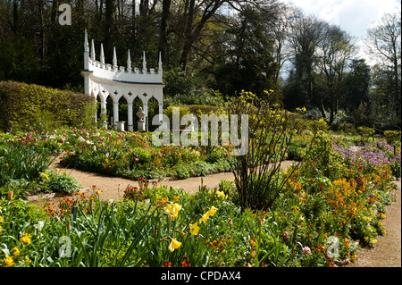 Exedra Gärten im Frühling, Painswick Rokoko-Garten, Gloucestershire, England, Vereinigtes Königreich Stockfoto