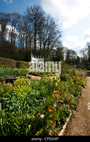 Exedra Gärten im Frühling, Painswick Rokoko-Garten, Gloucestershire, England, Vereinigtes Königreich Stockfoto