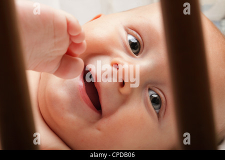 Baby Boy in Windel auf weiße, blaue Augen Stockfoto