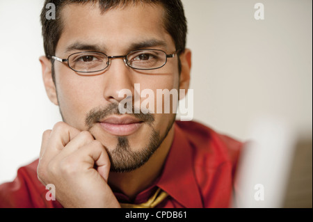 Nahaufnahme von Geschäftsmann mit Bart tragen Brillen Stockfoto