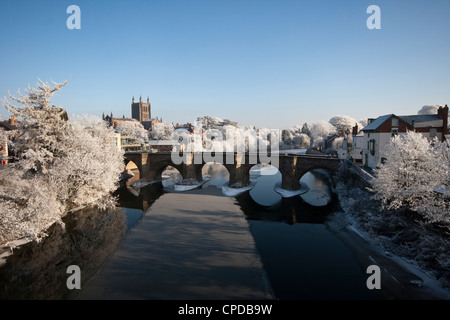 Hereford Kathedrale und der alten Brücke über Fluss Wye an einem eisigen frostigen Tag. 10-mm-Weitwinkel-Objektiv bietet schöne Perspektive. Stockfoto