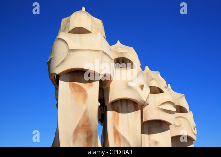 Schornsteine auf dem Dach der Casa Mila, Barcelona oder la Pedrera von Antonio Gaudi in Barcelona, Spanien Stockfoto