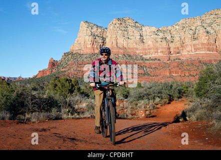 Mountainbiker auf dem Bell Rock Weg in das Dorf des Oak Creek in der Nähe von Sedona Stockfoto