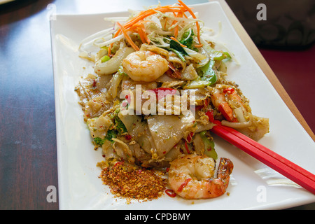Thai Pad siehe Ewe rühren gebratene Nudeln mit süßer Sojasauce Garnelen, Gemüse und Gewürzen Stockfoto