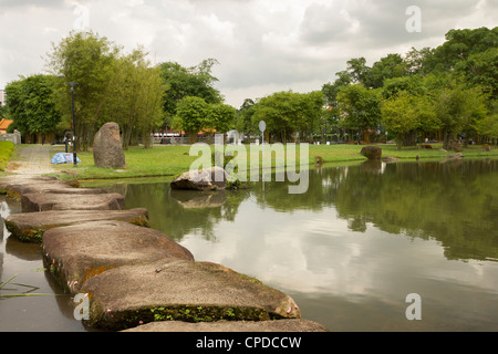 Trittsteine über kleinen See in chinesischen Gärten, Singapur, Stockfoto