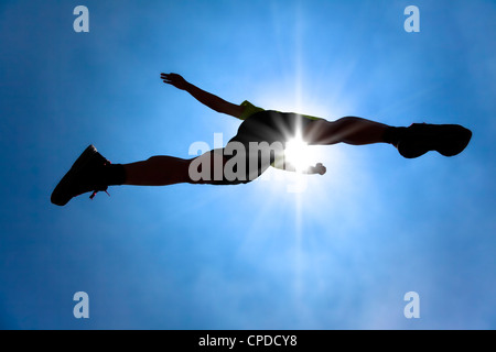 Die Silhouette der Läufer Kreuzung Himmel mit Sonnenlicht Hintergrund Stockfoto
