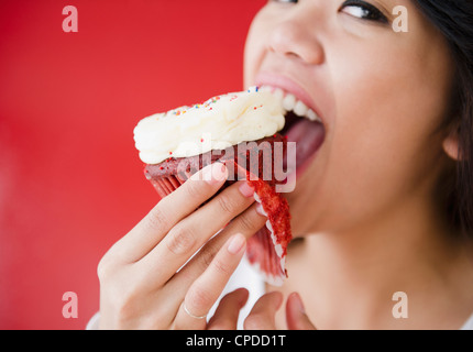 Pacific Islander Frau Cupcake Essen Stockfoto