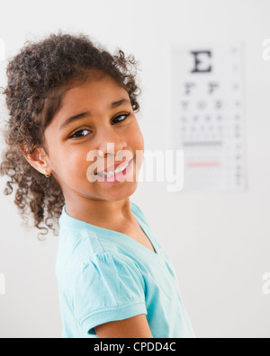 Gemischte Rassen Mädchen mit einer Augenuntersuchung Stockfoto