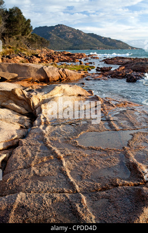 Blick entlang der Coles Bay Küste bis Mt Mayson, Teil des Sortiments auf Freycinet Halbinsel gefahren Stockfoto