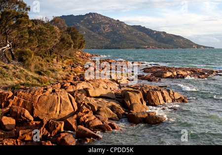 Blick entlang der Coles Bay Küste bis Mt Mayson, Teil des Sortiments auf Freycinet Halbinsel gefahren Stockfoto