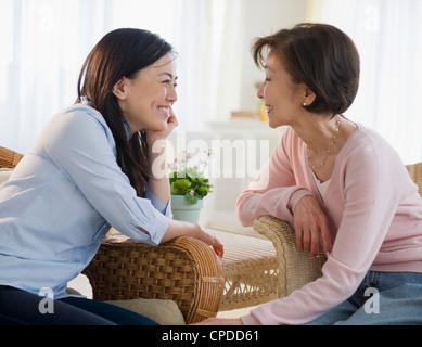 Japanische Mutter und Kind im Gespräch Stockfoto