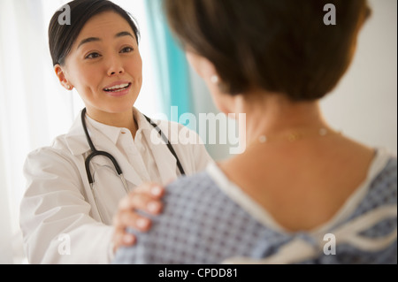 Japanischer Arzt im Gespräch mit Patienten Stockfoto