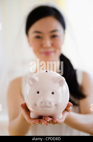 Japanische Braut verwahrenden Piggy bank Stockfoto