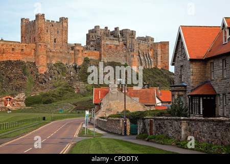 Bamburgh Castle in Northumberland, England, UK aus Bamburgh Dorf Stockfoto