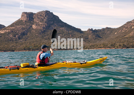 Paddeln auf die Gefahren von Coles Bay auf Freycinet Halbinsel Stockfoto