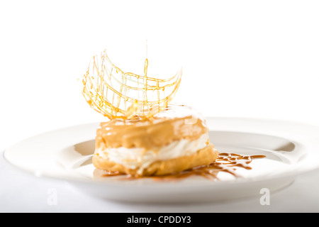 Leckere cremige Dessert mit Caramel-Topping auf isolierte Hintergrund Stockfoto