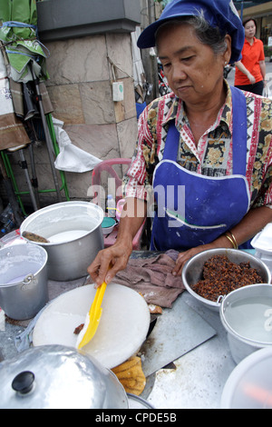 Thai Kaufmann kochen Thai Vorspeise, KHAO KREAB PAK MOR Stockfoto