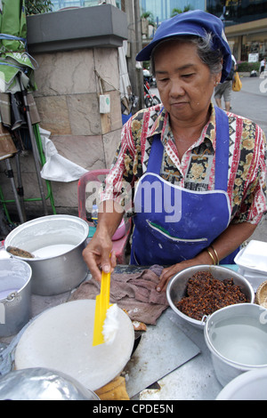 Thai Kaufmann kochen Thai Vorspeise, KHAO KREAB PAK MOR Stockfoto