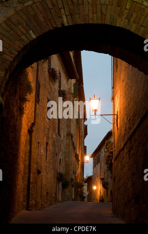 Einen Blick am frühen Morgen durch ein Steinbogen in die Hügel Pienza, Val d ' Orcia, Toskana, Italien, Europa Stockfoto