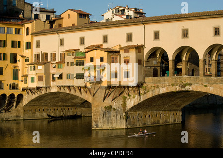 Ruderer auf dem Fluss Arno und Gondeln festgemacht unter der Ponte Vecchio, Florenz, Toskana, Italien, Europa Stockfoto