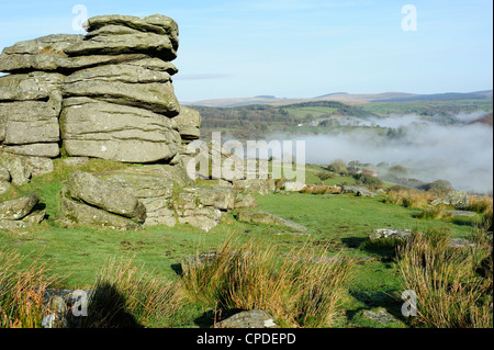 Kämmt Tor und Morgen Nebel, in der Gegend wo der Film War Horse gedreht wurde, Dartmoor National Park, England, Vereinigtes Königreich Stockfoto