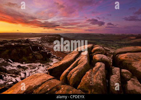 Frostigen Winter Sunrise, Froggatt und Curbar Rand, Peak District National Park, Derbyshire, England, Vereinigtes Königreich, Europa Stockfoto