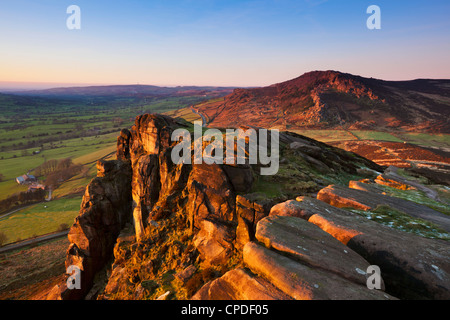 Winter Sonnenuntergang auf die Gritstone Felsformationen der Henne Cloud in der Hinterwellen, Staffordshire, England, Vereinigtes Königreich, Europa Stockfoto