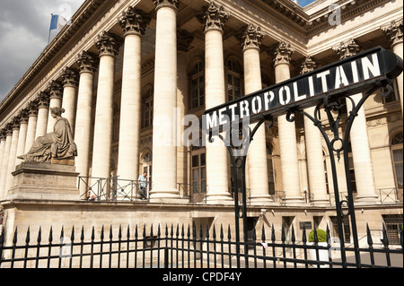 Börse (La Bourse) und Metropolitain Schild am Eingang zur u-Bahn, Place De La Bourse, Paris, Frankreich, Europa Stockfoto