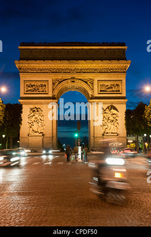 Verkehr um Arc de Triomphe, Avenue des Champs Elysees, Paris, Frankreich, Europa Stockfoto