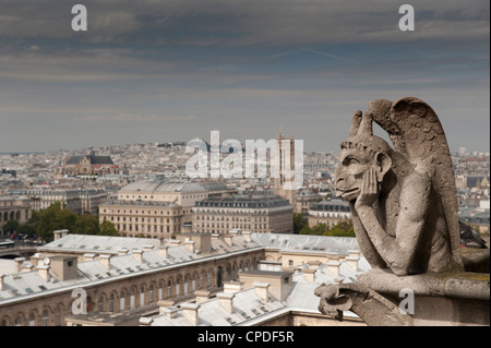 Wasserspeier der gotischen Notre Dame Kathedrale und dem rechten Ufer mit Basilika Sacre Coeur, Paris, Frankreich, Europa Stockfoto