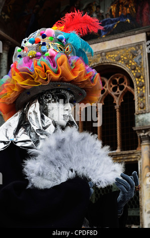 Maskierte Figur im Kostüm auf der 2012 Karneval, Venedig, Veneto, Italien, Europa