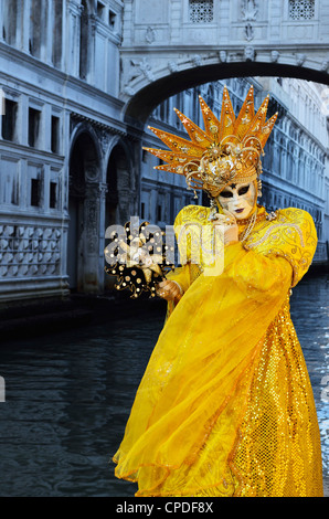 Maskierte Figur in Kostüm 2012 mit an Fasching, Ponte di Sospiri im Hintergrund, Venedig, Veneto, Italien, Europa Stockfoto