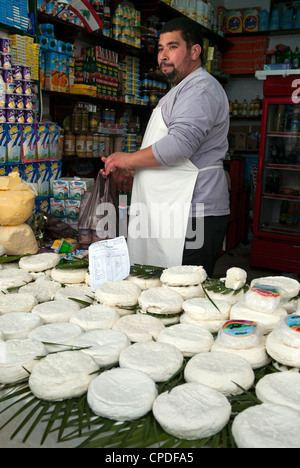 Käse-Verkäufer, Straßenmarkt, Medina, Tetouan, UNESCO-Weltkulturerbe, Marokko, Nordafrika, Afrika Stockfoto