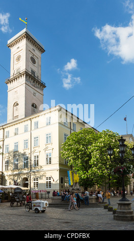 Blick vom Lemberg (Ukraine) "Rynok Square" auf Stadtrat Gebäude Stockfoto