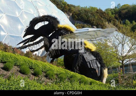 Biene-Skulptur, Eden Project in Cornwall, England Stockfoto