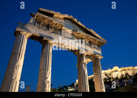 Tor der Athena Archegetis und der Akropolis bei Nacht, UNESCO-Weltkulturerbe, Athen, Griechenland, Europa Stockfoto