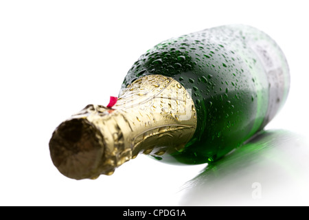 Kalte nasse Flasche Champagner Wein auf weißem Hintergrund Stockfoto