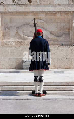 Griechische National Guard Soldat (Evones), Grab des unbekannten Soldaten außerhalb der Voula Parlamentsgebäude, Athen, Griechenland Stockfoto