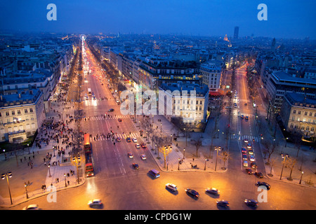 Die Champs-Elysees in der Nacht vom Arc de Triomphe, Paris, Frankreich, Europa Stockfoto