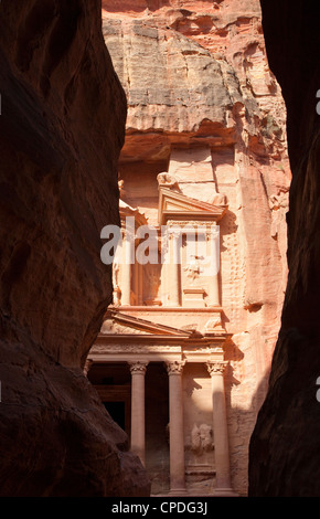 Die Fassade des Schatzhauses (Al Khazneh) in den roten Fels gehauen, gesehen vom Siq, Petra, Jordanien, Naher Osten Stockfoto