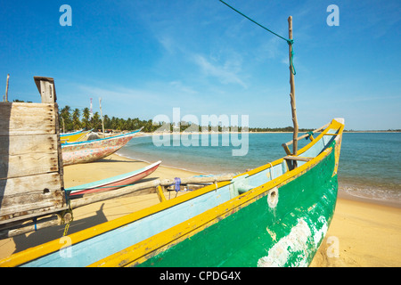 Ausleger Angelboote/Fischerboote auf dieser beliebten Surfstrand, schwer getroffen von dem Tsunami 2004, Arugam Bay, Eastern Province, Sri Lanka, Asien Stockfoto