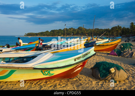 Neuere Post 2004 Tsunami ausländische gespendet Angelboote/Fischerboote auf dieser beliebten Surfstrand, Arugam Bay, Eastern Province, Sri Lanka, Asien Stockfoto