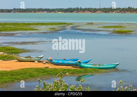 Kanus von Arugam Lagune, bekannt für seine Tierwelt Pottuvil, Arugam Bay, Eastern Province, Sri Lanka, Asien Stockfoto