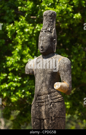 Bodhisattva-Statue am alten Mudu Maha Vihara Tempel in küstennahen Sanddünen am Pottuvil, Arugam Bay, Eastern Province, Sri Lanka Stockfoto