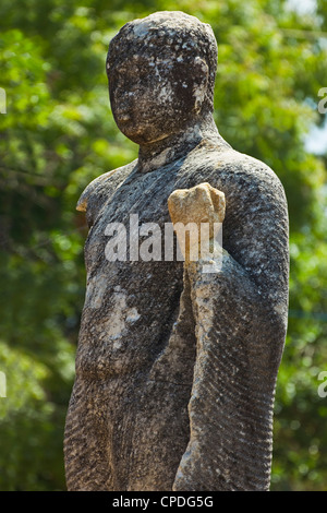 Buddha-Statue am alten Mudu Maha Vihara Tempel, Teil begraben in Küsten Sand, Pottuvil, Arugam Bay, Eastern Province, Sri Lanka Stockfoto