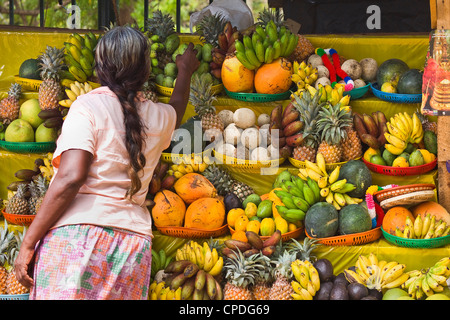 Tempelopfern Früchte für den Verkauf in diesem heiligen Pilgerstadt, populär mit allen Religionen, Kataragama, Uva Provinz, Sri Lanka Stockfoto