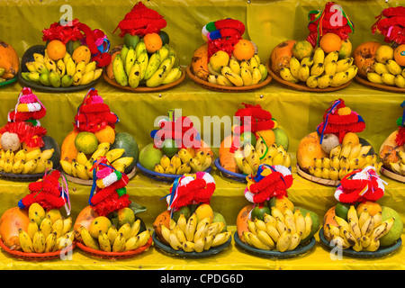 Tempelopfern Früchte für den Verkauf in diesem heiligen Pilgerstadt, populär mit allen Religionen, Kataragama, Uva Provinz, Sri Lanka Stockfoto